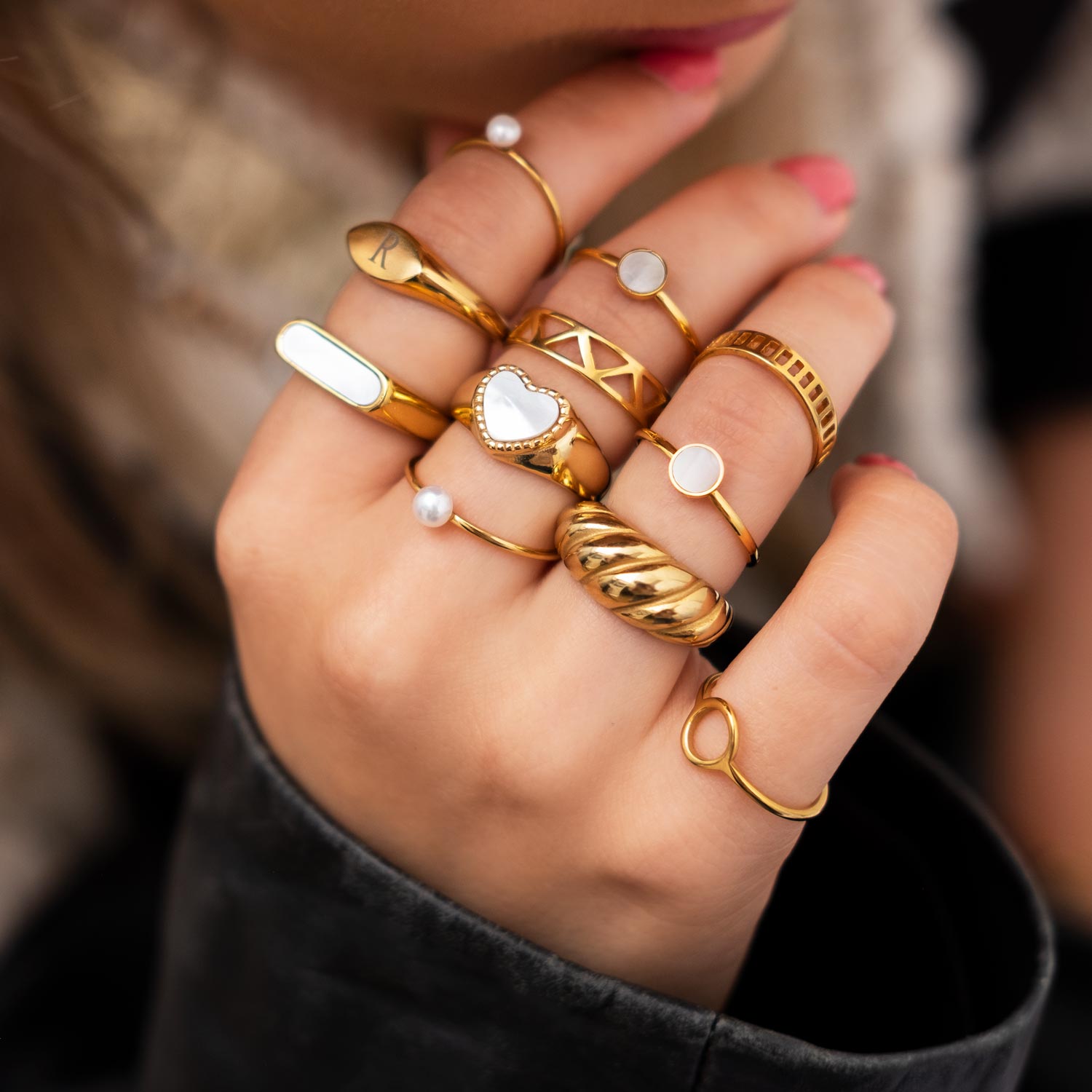 mix van gouden ringen met witte details om vingers vrouw