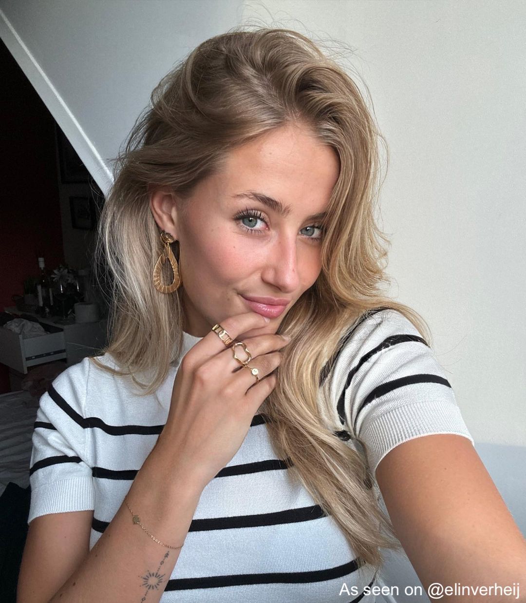 Influencer draagt gouden ringen van finaste