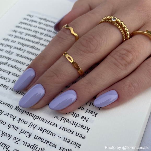 Gouden ringen bij vrouw om vingers