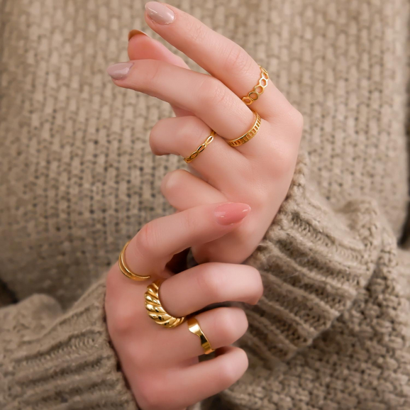 Mooie ringen in de hand voor een complete look