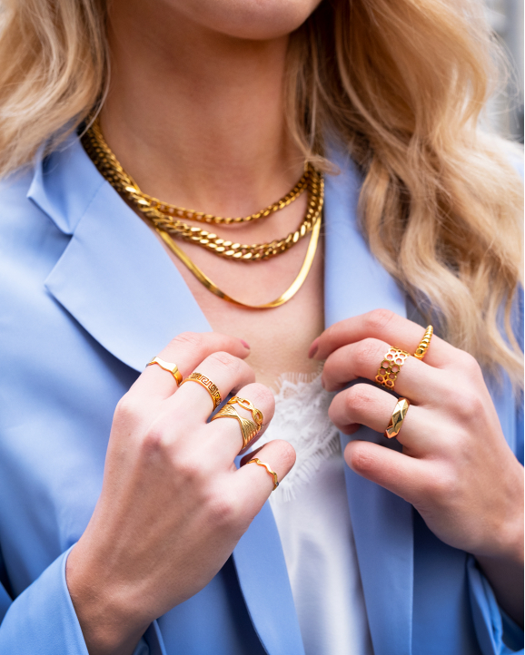 golden sieraden look met kettingen en ringen