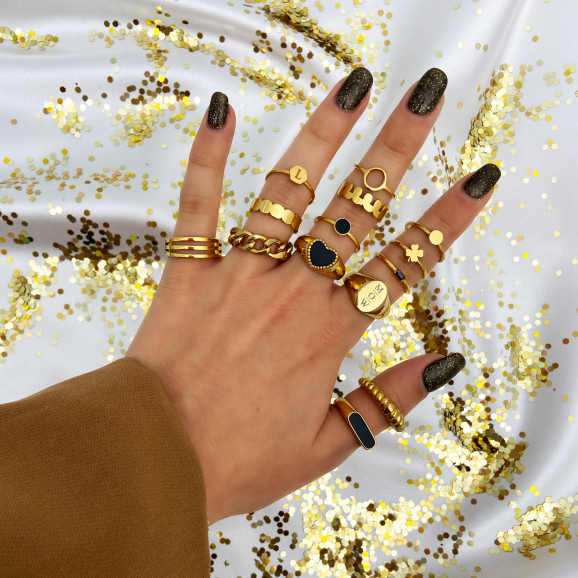 Gouden mix van ringen om hand model