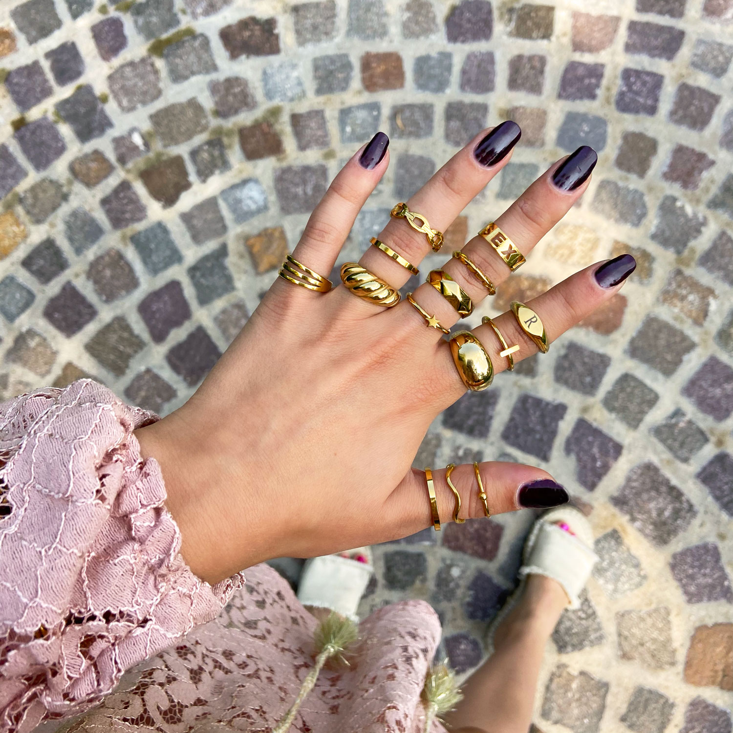 Trendy ringen in het goud om de hand