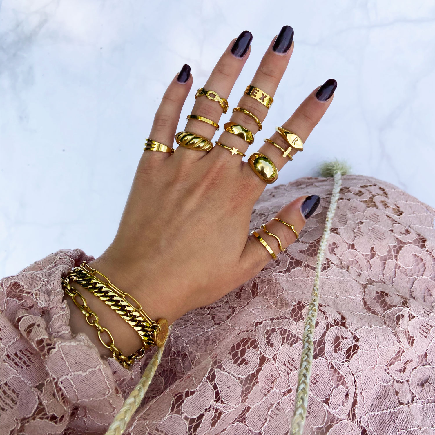 Trendy ringen om de hand in het goud