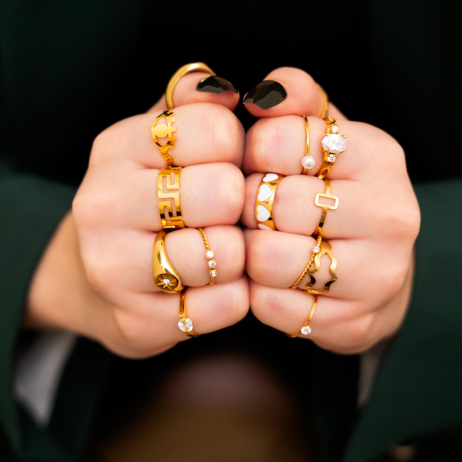 mix van gouden ringen om vingers