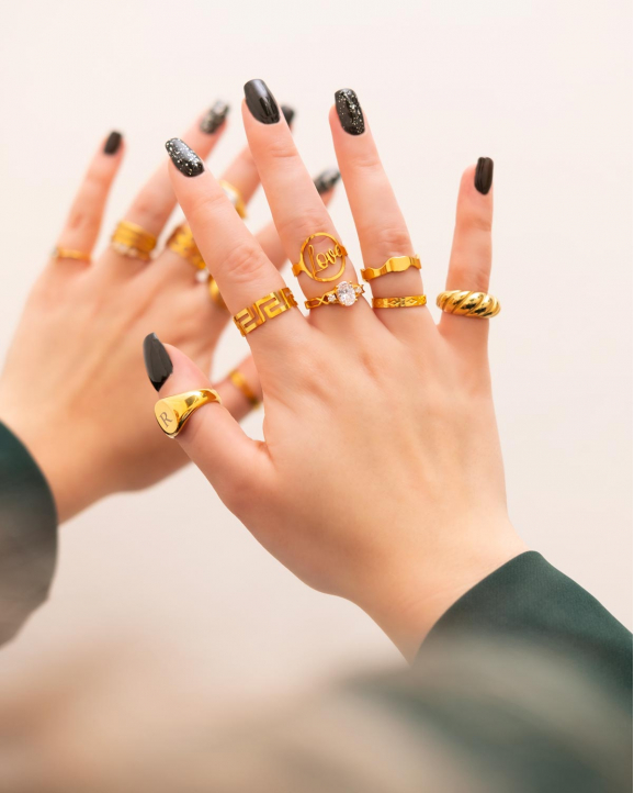 Goudkleurige ringen om handen