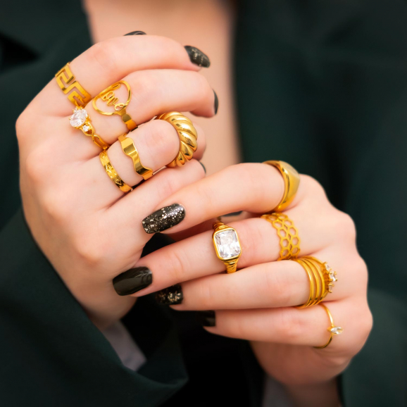 Vrouw draagt gouden ringetjes om vingers