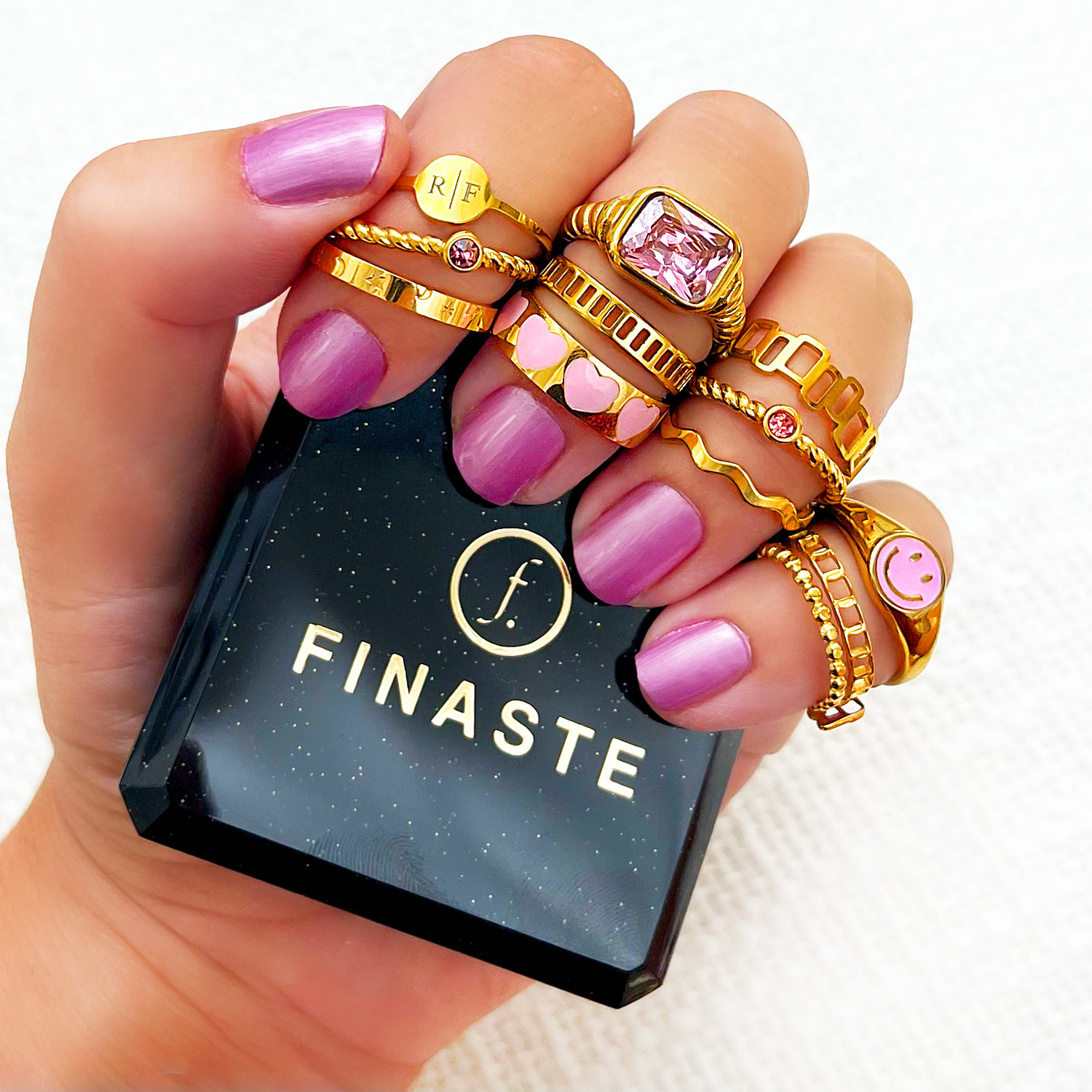 Mix van gouden en roze ringen