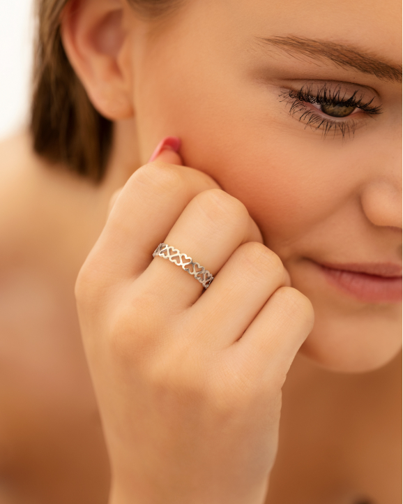 Model draagt zilveren ring little hearts om hand