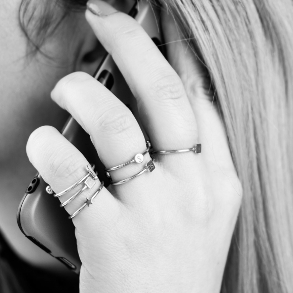 Zilveren subtiele ringen bij vrouw met blond haar
