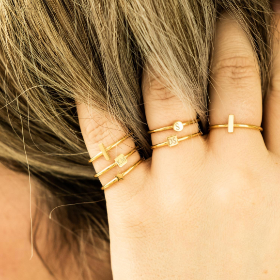 Minimalistische gouden ringen bij vrouw met blond haar