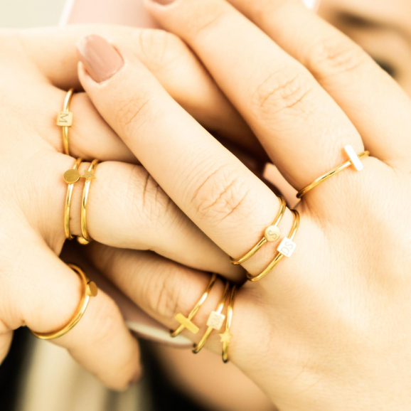 Twee handen met gouden ringetjes combinatie