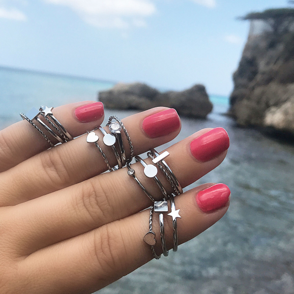 Trendy ringen in de kleur zilver om vingers op vakantie