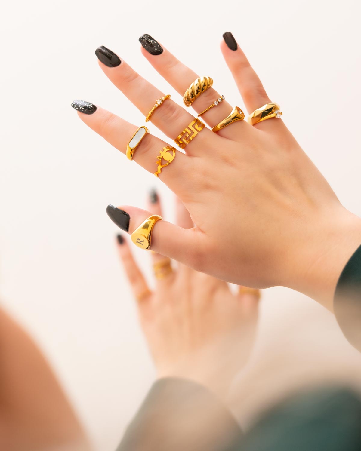 Gouden ringen om de hand voor een stoere look