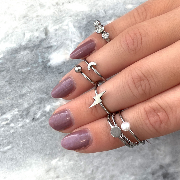 Zilveren minimalistische ringen op een marmeren plaatje