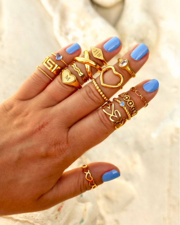 Gouden ringparty met blauwe steentjes