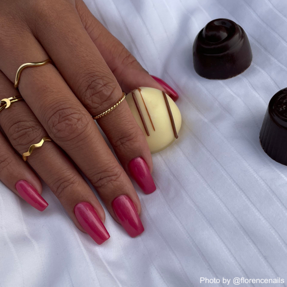Vrouw draagt gouden ringen om verschillende vingers
