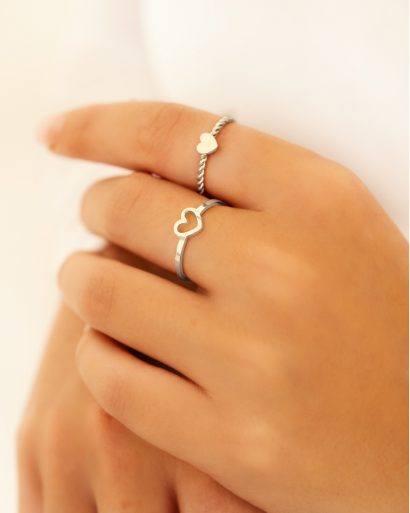 model draagt minimalistische ring zilver