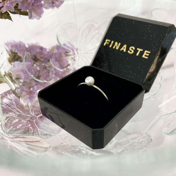 zilveren ring met pareltje in doosje