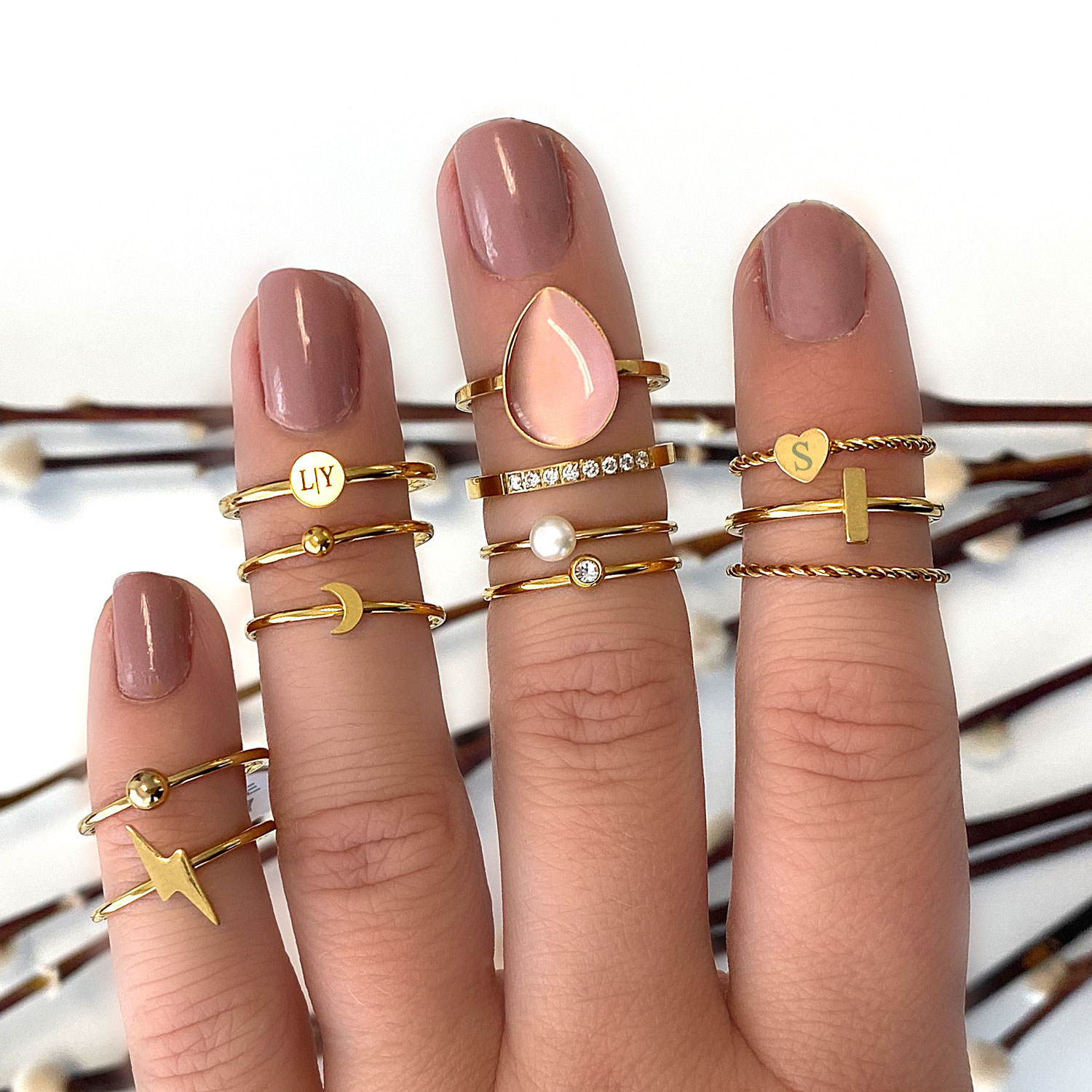 Gouden ringen voor om de hand voor een complete look