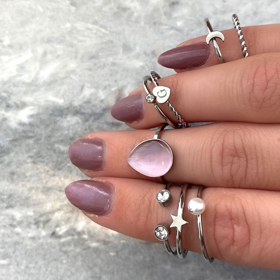 zilveren ringen om hand vrouw met ster en roze details