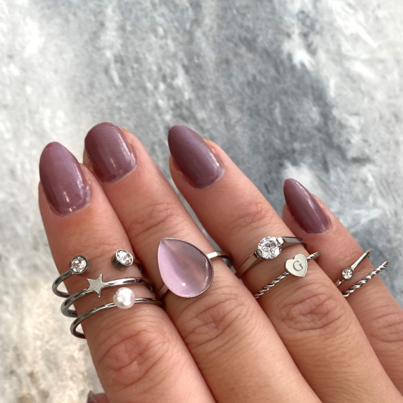 zilveren ringen hand met roze en sterren details