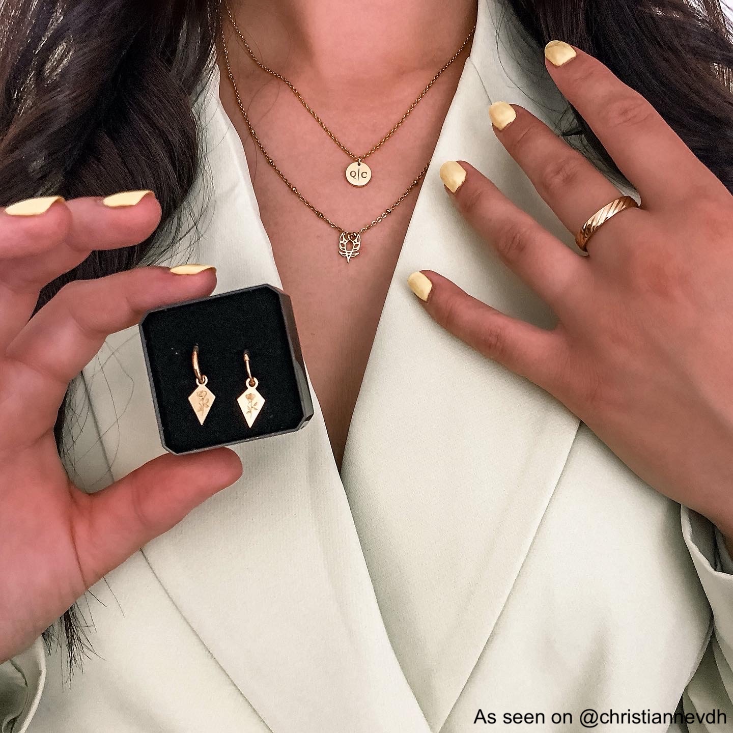 Influencer draagt gouden sieraden set