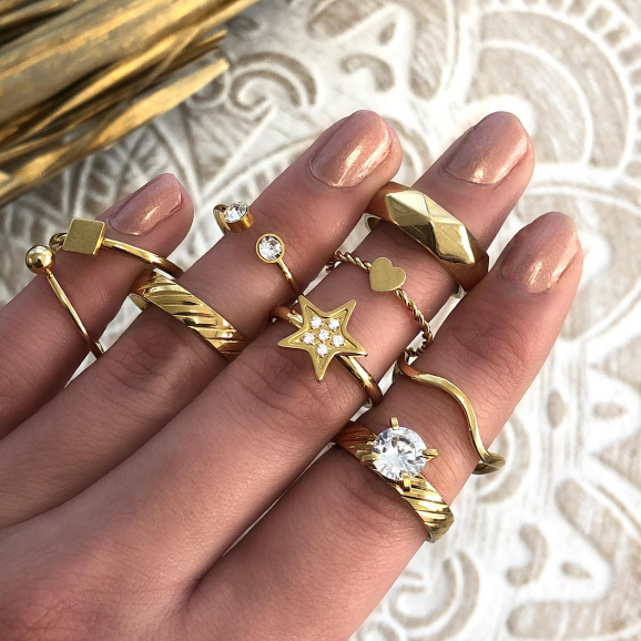 Gouden ringen om de hand voor een feestelijke look