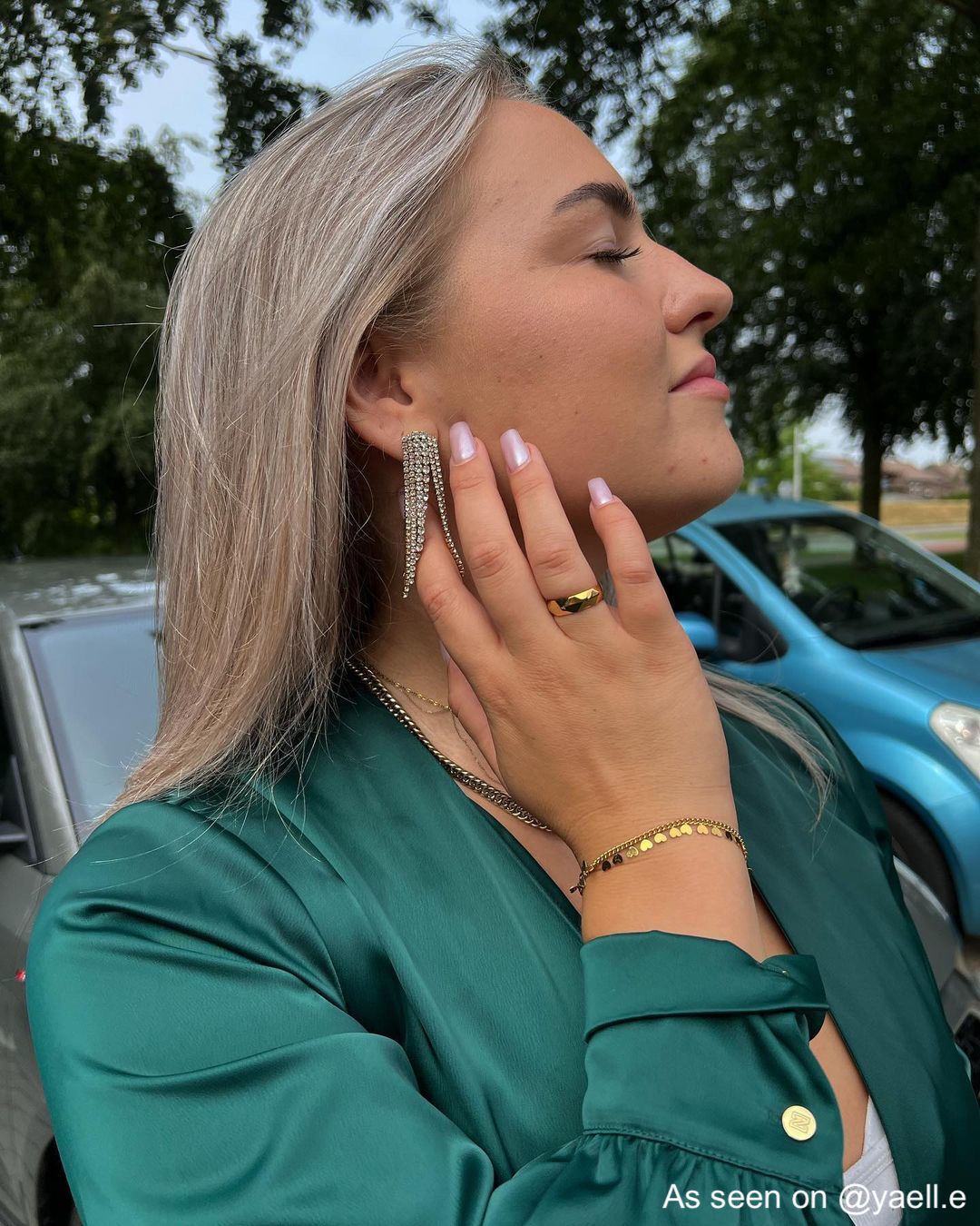 Influencer draagt gouden ringen