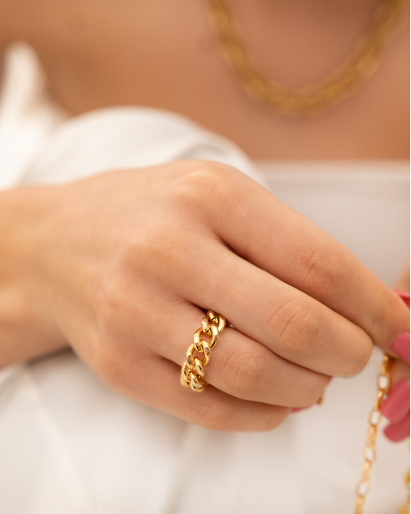 Model draagt gouden chain ring