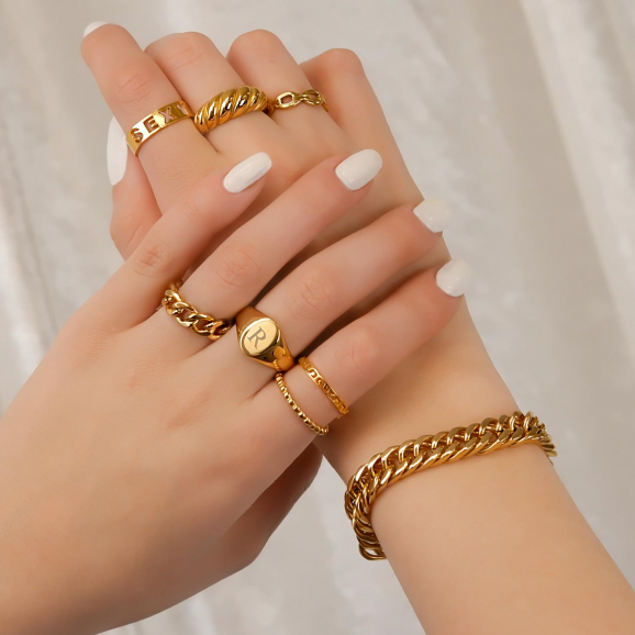 Gouden ringen mix goudkleurig om handen