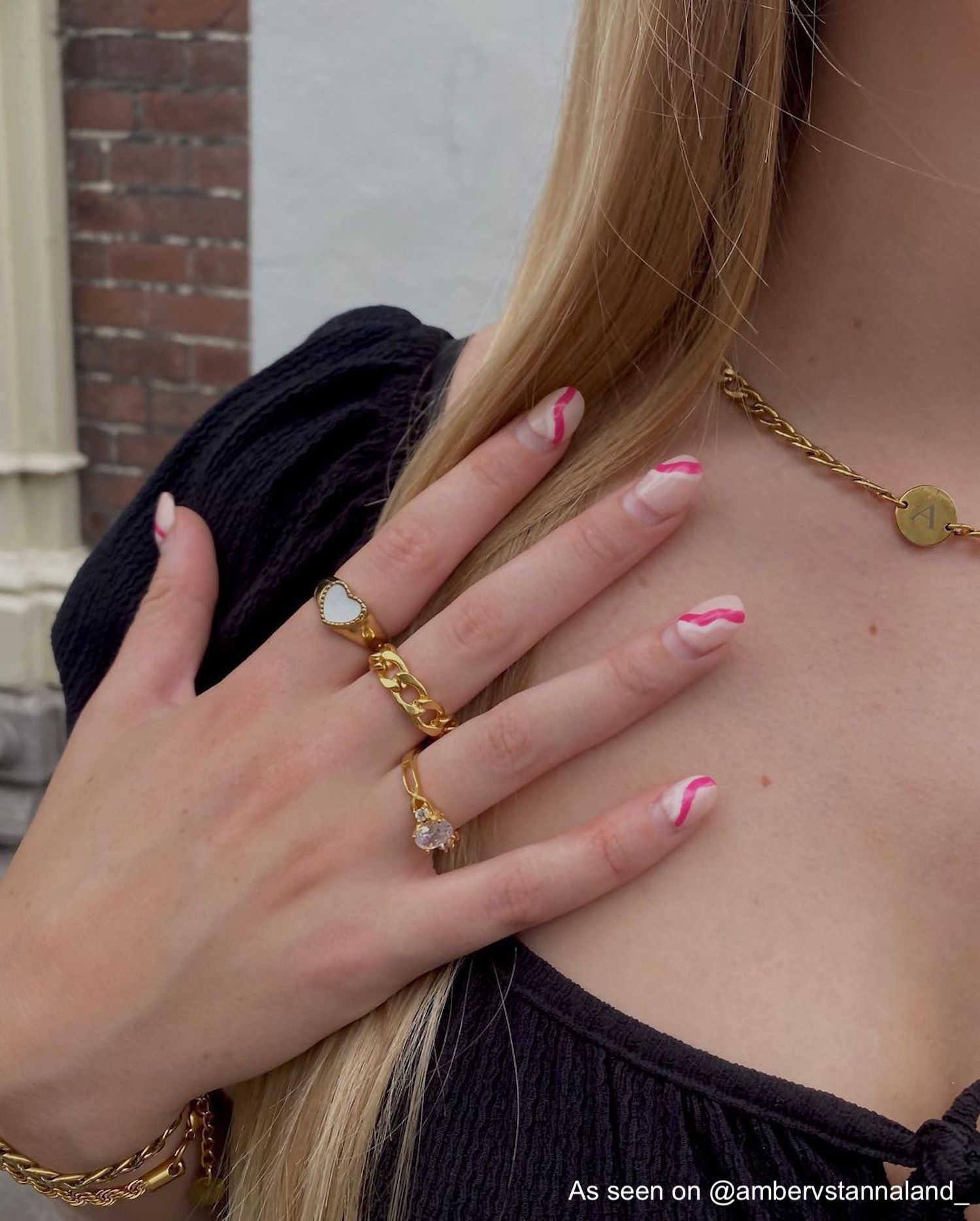 Gouden sieraden bij influencer