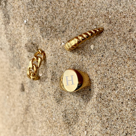 Gouden ring in het zand