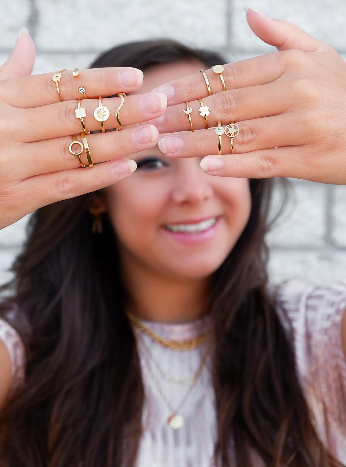 Vrouw met bruine haren met een set van ringen