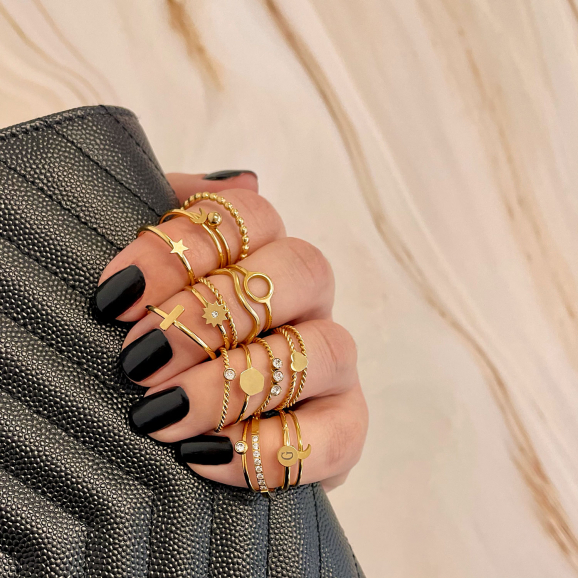 gouden minimalistische ringen om de hand