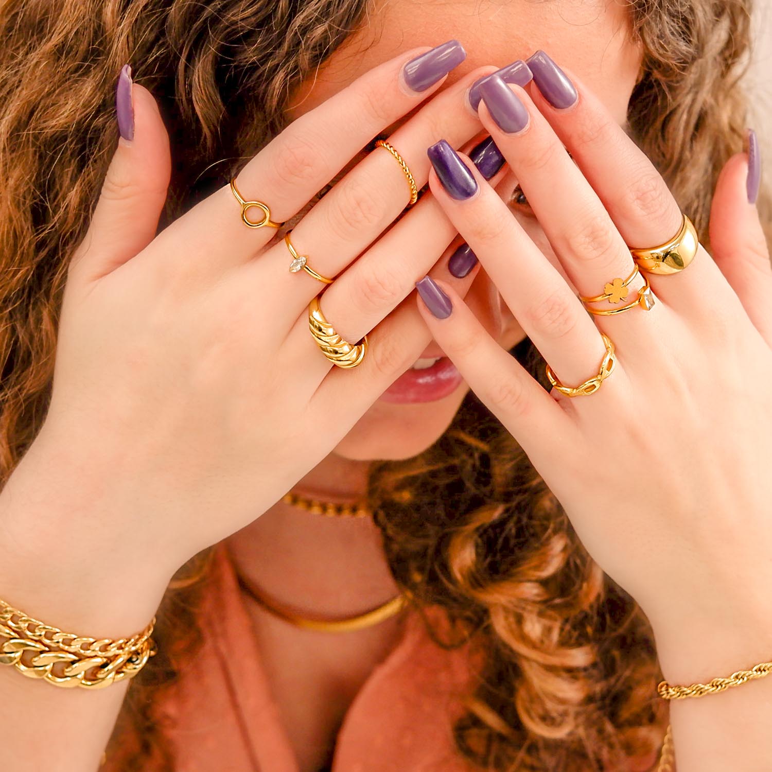 Trendy ring om de hand voor een complete look