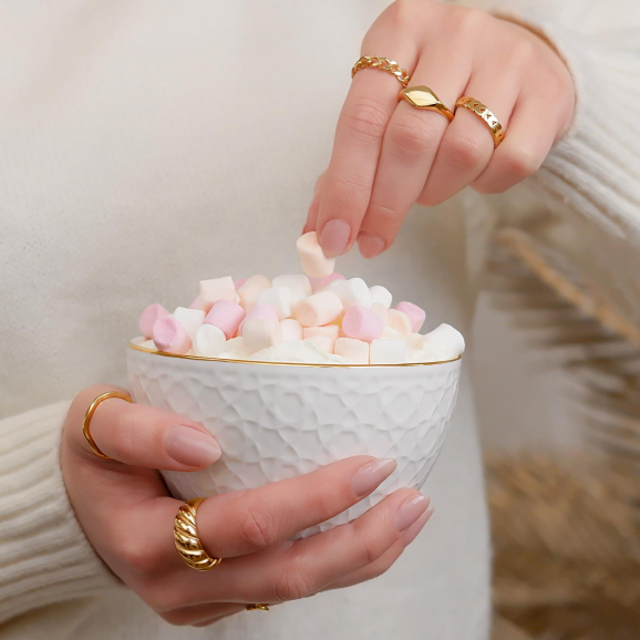 Vrouw met chocomelk met mooie trendy ringen om de hand