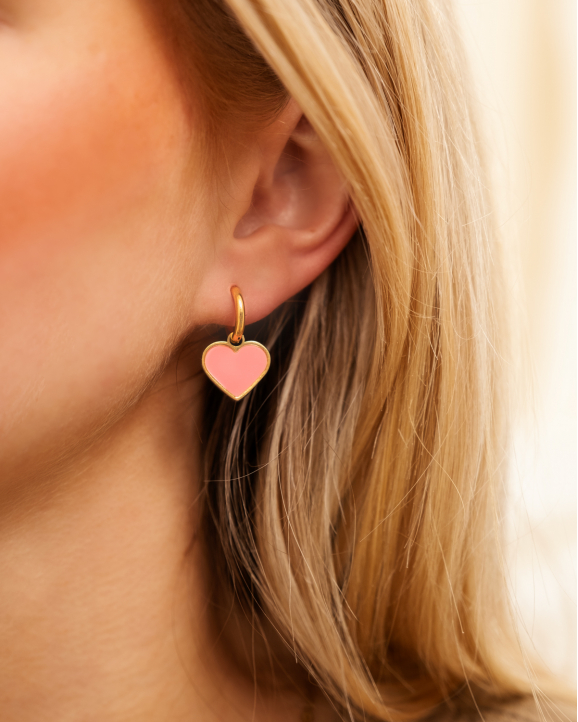 Roze hartjes oorbellen bij model