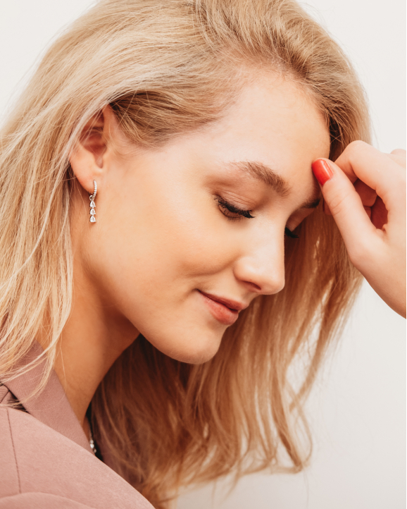 Model draagt exclusive oorringetjes met crystal steentjes