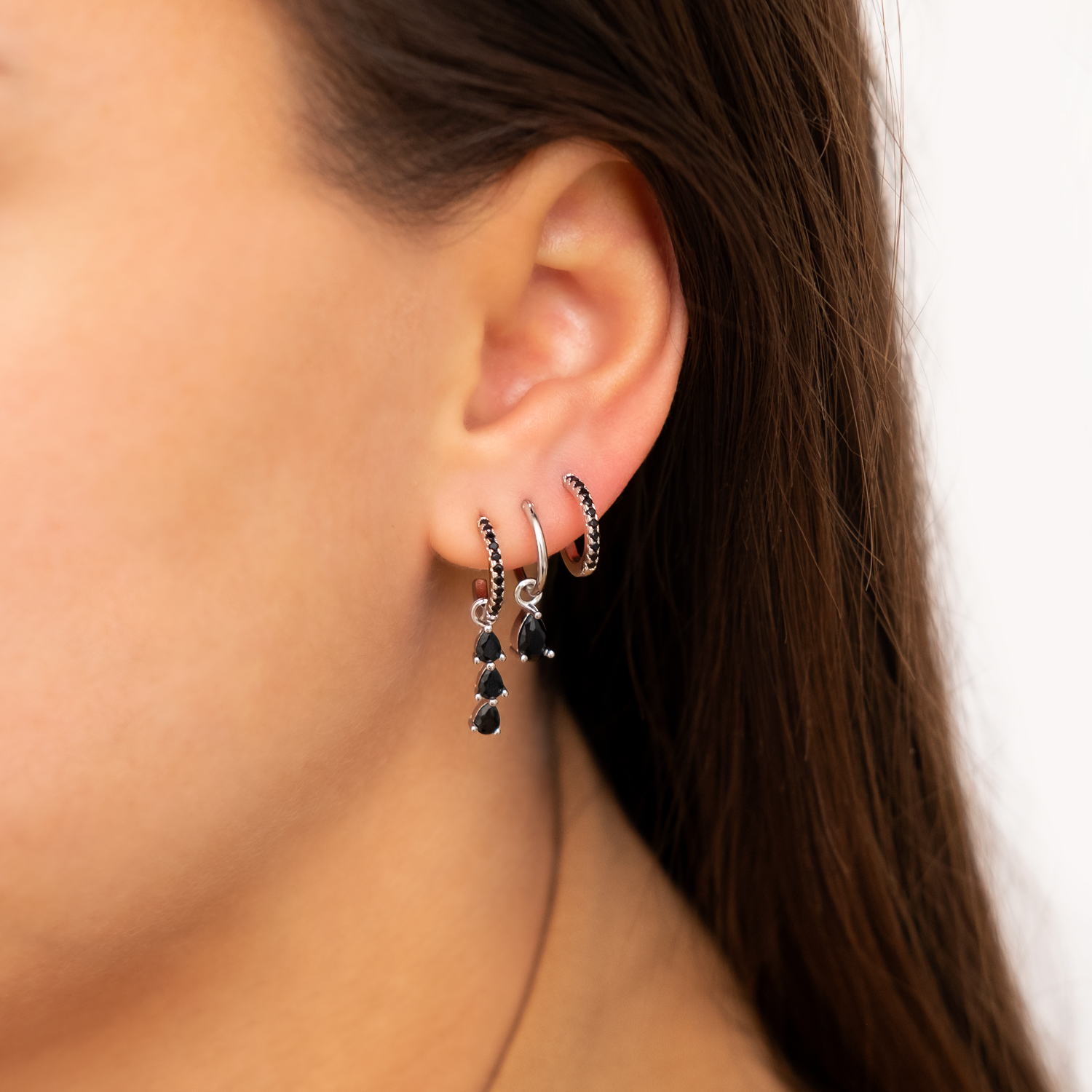 Model draagt earrings black drop