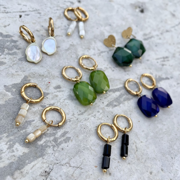 gouden earrings met gekleurde steentjes