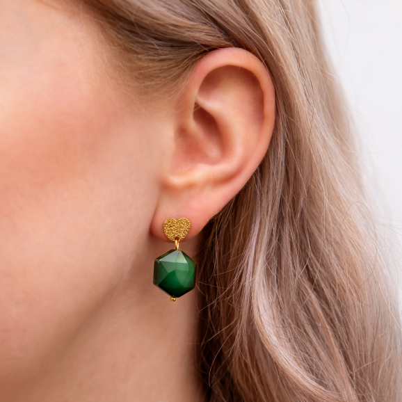 Mooie oorbellen om te kopen met green stone en hartje