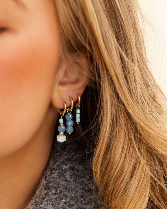 Gouden earparty met blauwe steentjes