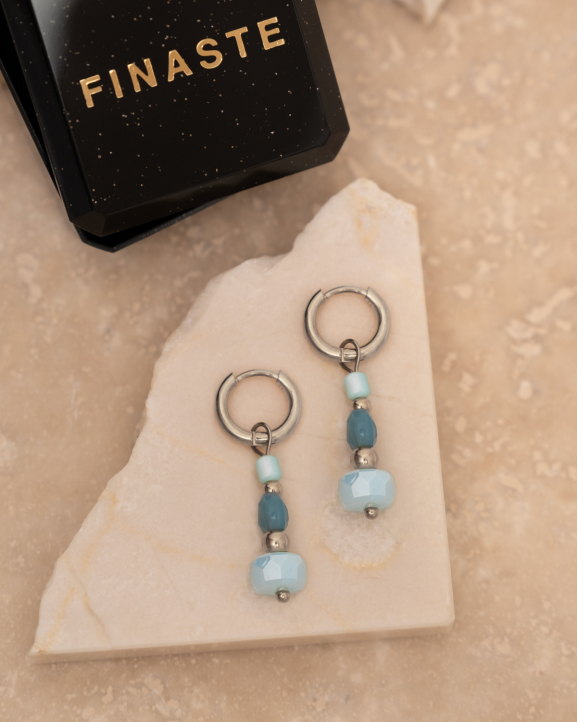 Zilveren oorbellen met blauwe steentjes