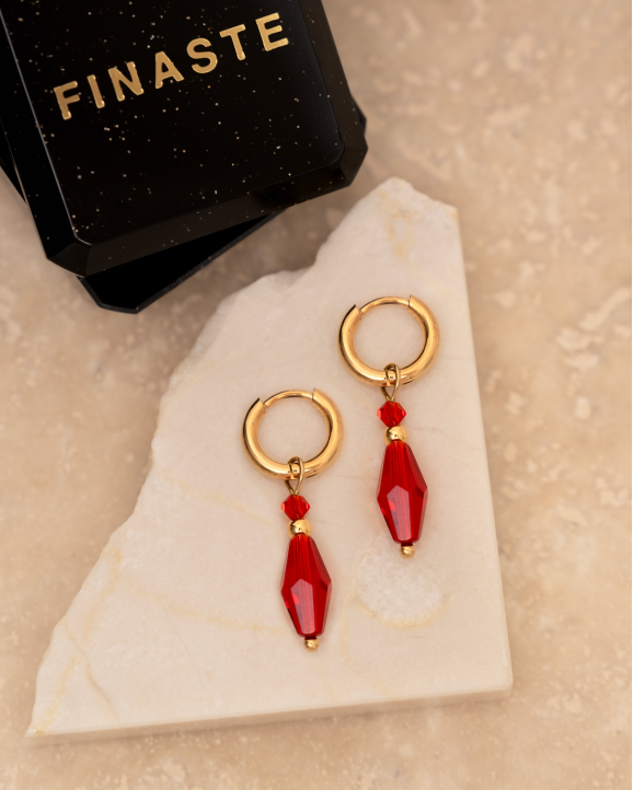 Gouden oorbellen met rode steentjes