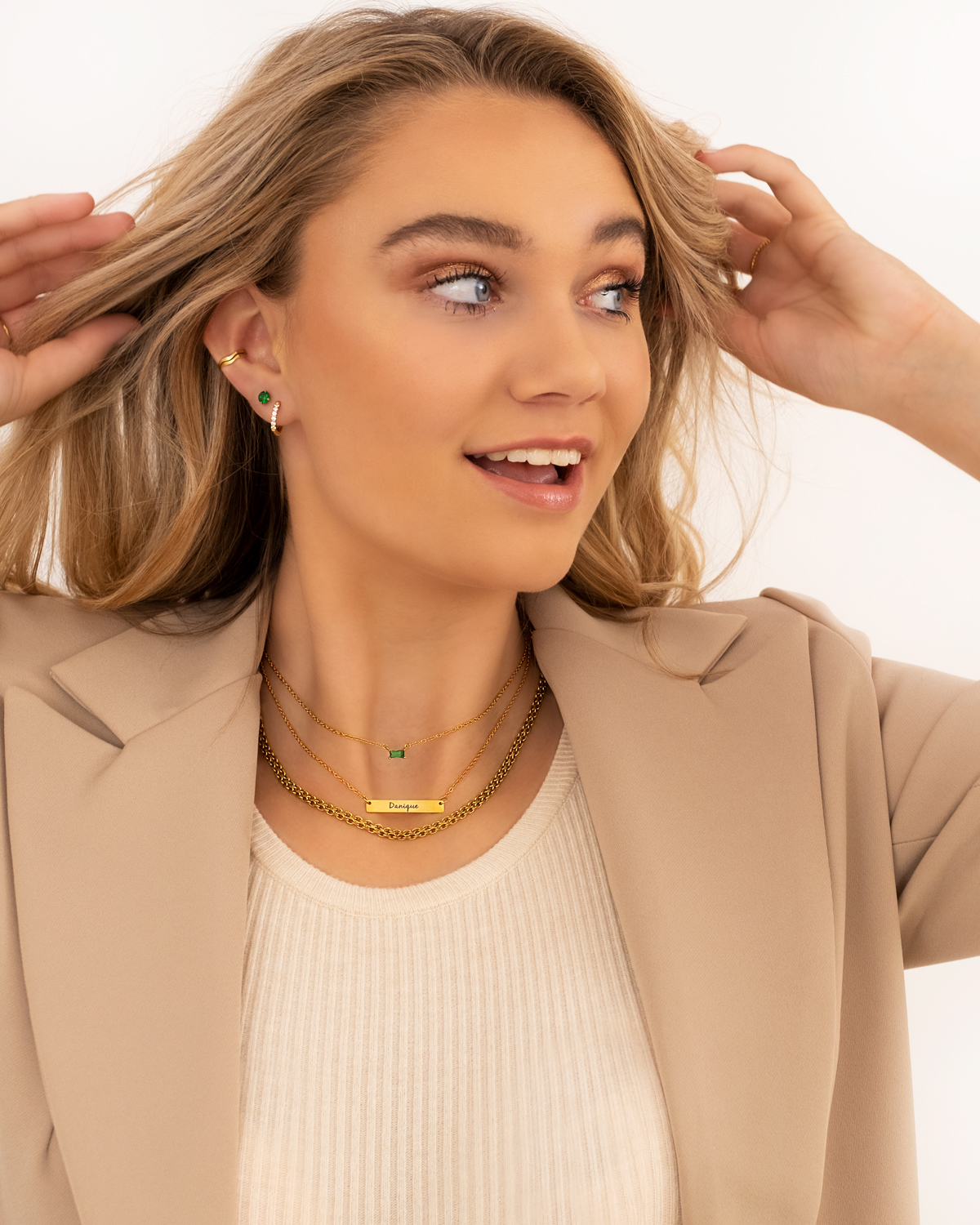 Model draagt mix van gouden sieraden