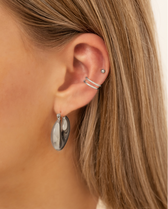 Zilveren ear cuff bij model