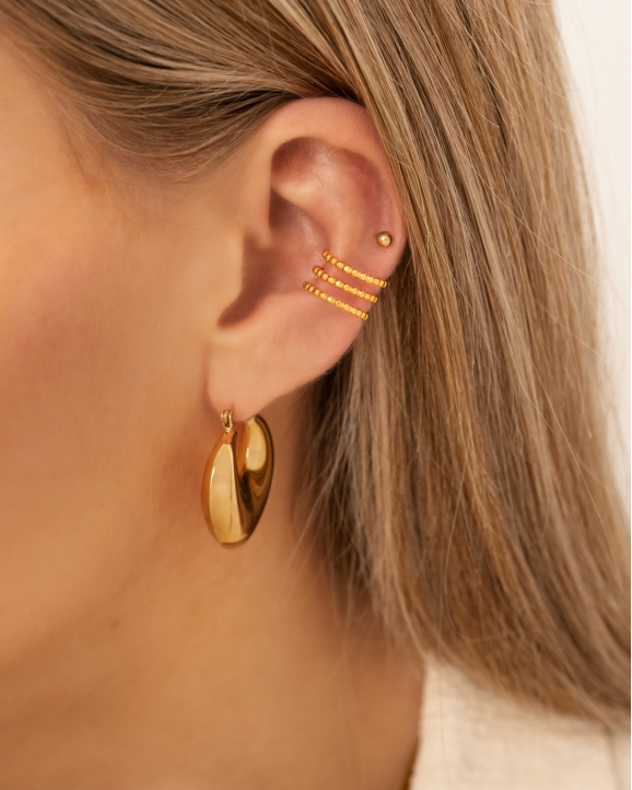 Gouden ear cuff in earparty