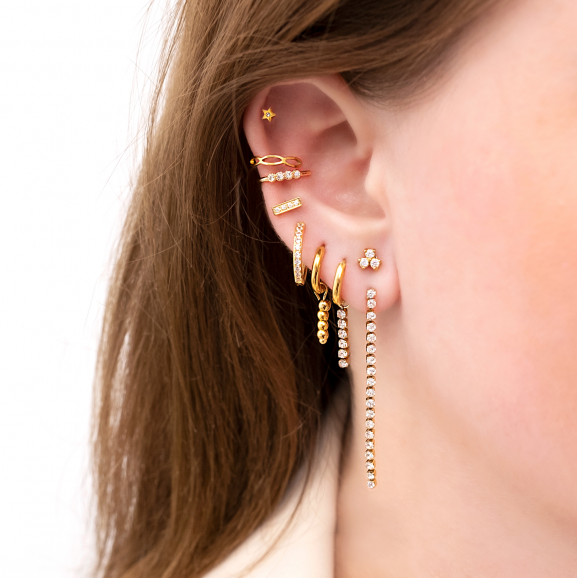 Mix van mooie gouden oorbellen in oor
