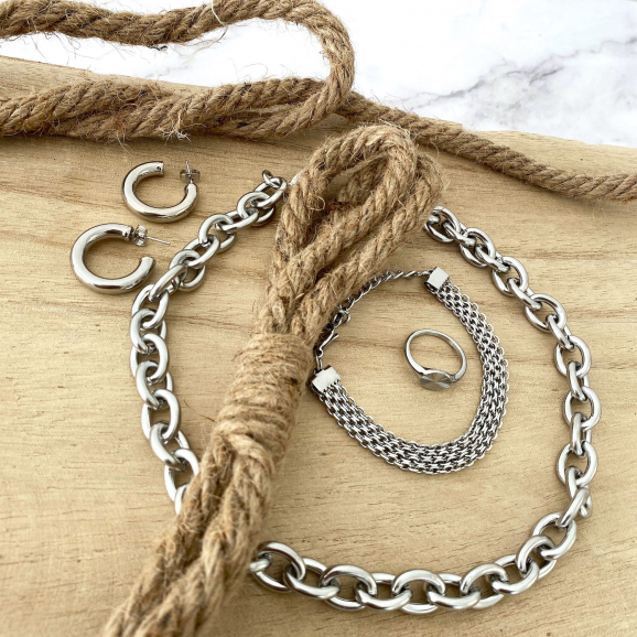 Platte armband mesh zilverkleurig gecombineerd met andere sieraden